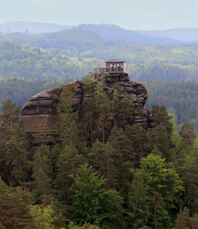Aussichtspavillon auf einem Felsen in der Böhmischen Schweiz mit Blick über den dichten Wald