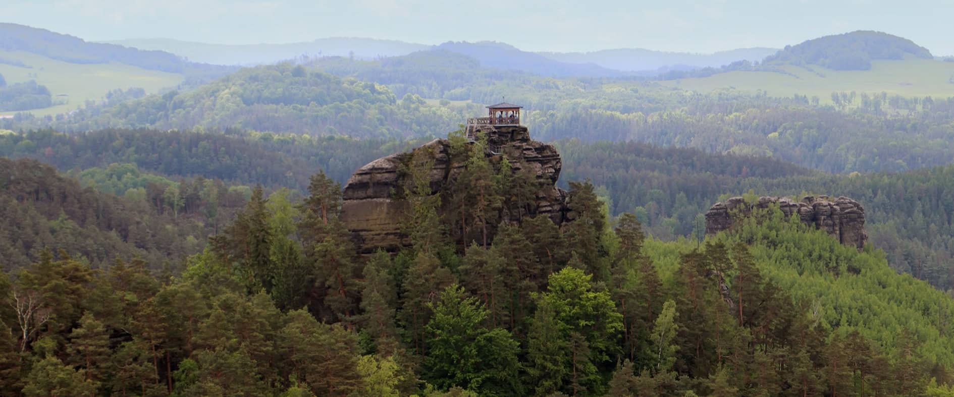Aussichtspavillon auf einem Felsen in der Böhmischen Schweiz mit Blick über den dichten Wald