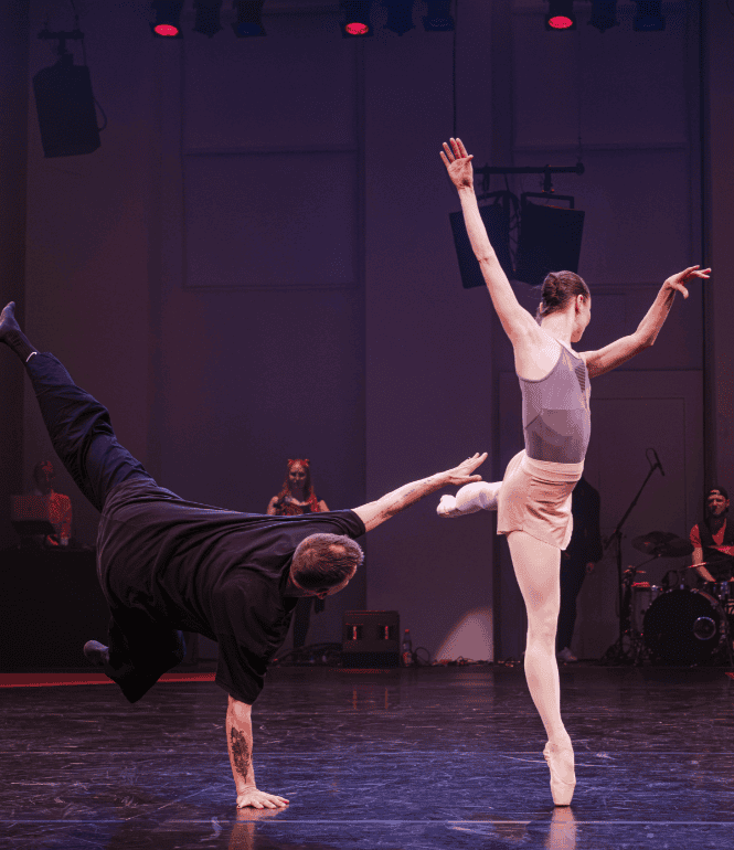 Breakdancer und Balletttänzerin tanzen gemeinsam bei „Floor on Fire“ auf einer Bühne in HELLERAU Dresden.
