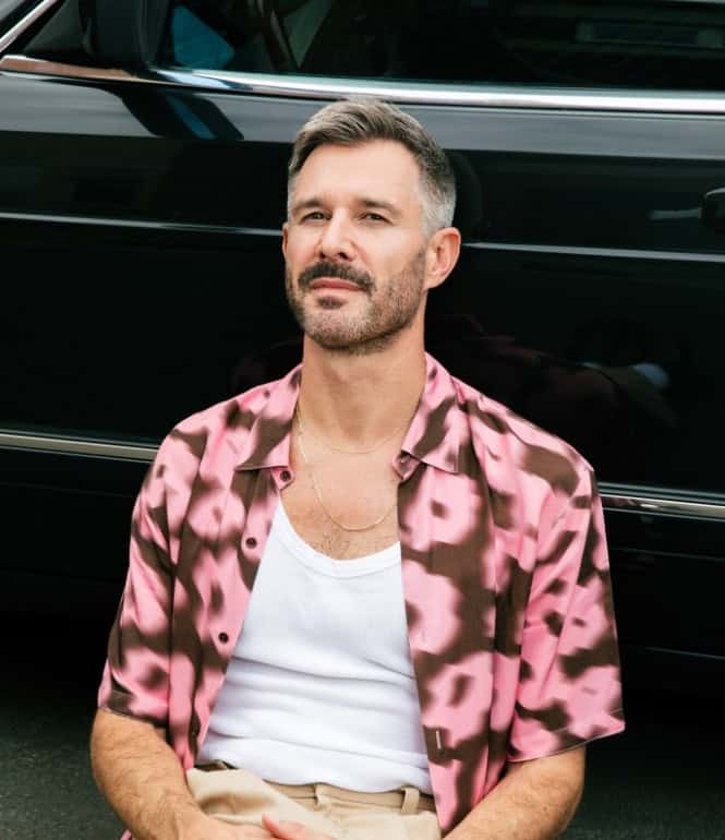 Porträtfoto von Jochen Schropp, Schauspieler und Moderator, lächelnd in entspannter Atmosphäre.