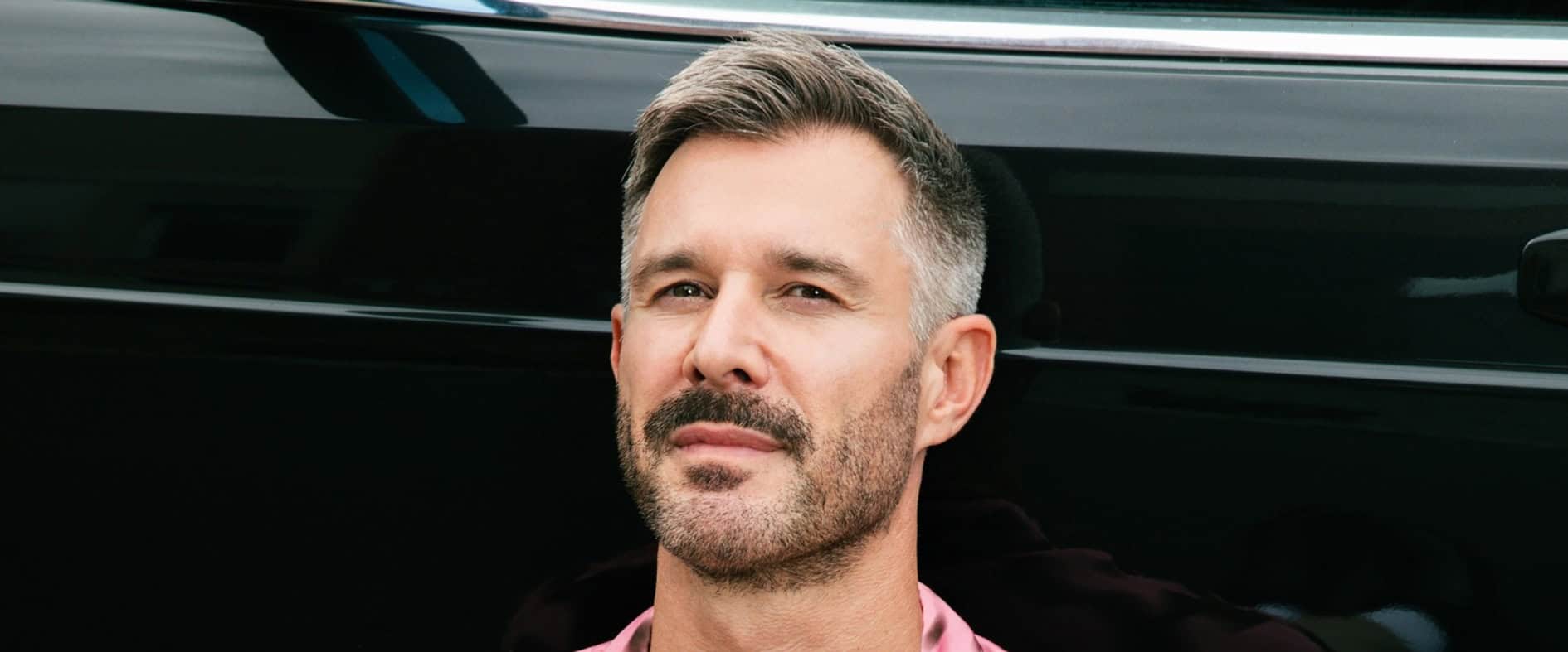 Porträtfoto von Jochen Schropp, Schauspieler und Moderator, lächelnd in entspannter Atmosphäre.