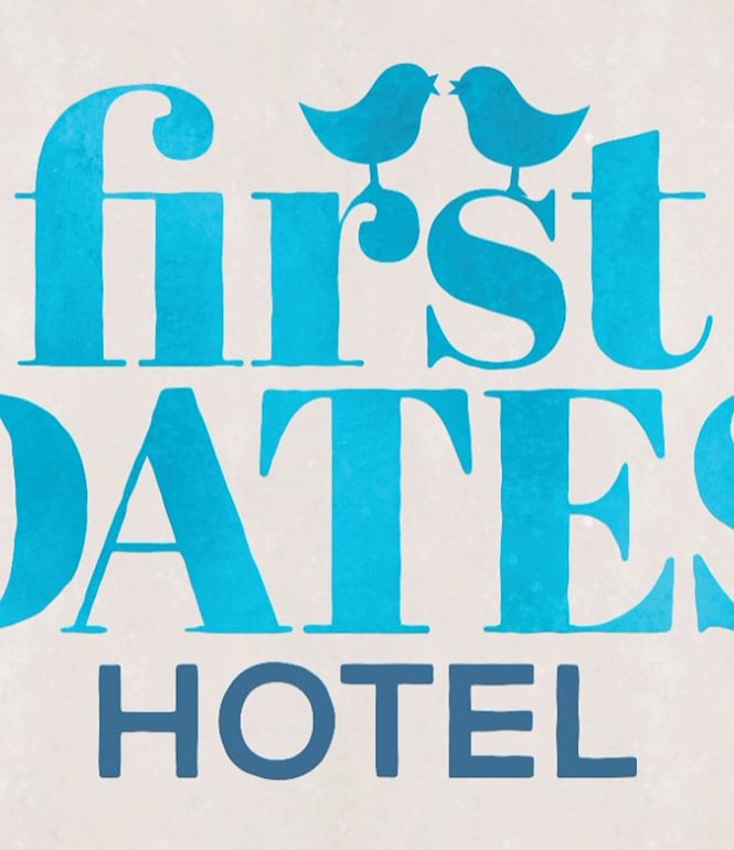 „First Dates Hotel“-Logo mit zwei sich küssenden Vögeln auf dem Schriftzug in Blau auf hellem, texturiertem Hintergrund.