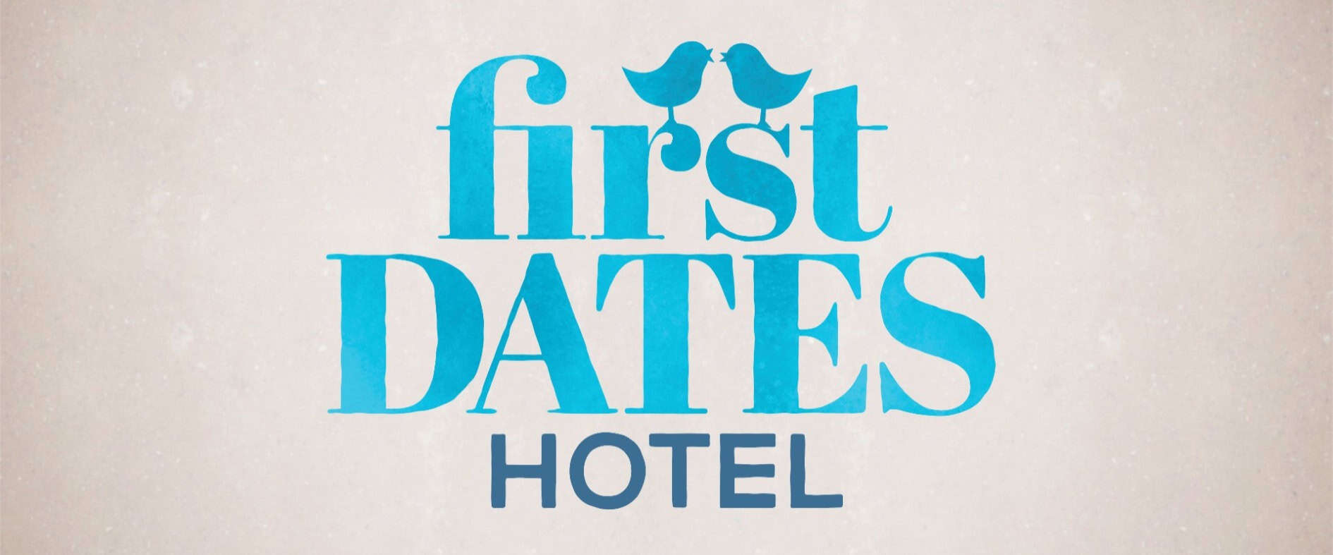 „First Dates Hotel“-Logo mit zwei sich küssenden Vögeln auf dem Schriftzug in Blau auf hellem, texturiertem Hintergrund.