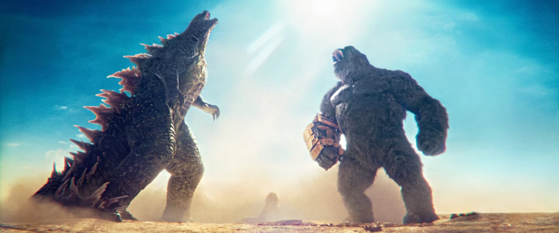 Godzilla und Kong stehen sich gegenüber, bereit für den epischen Kampf in „Godzilla x Kong: The New Empire".