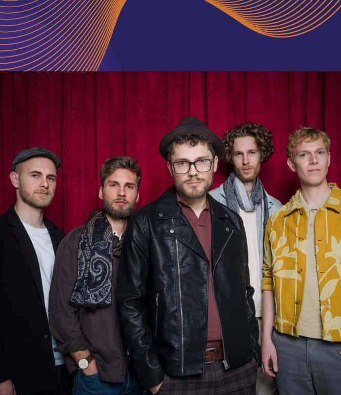 Nairyan Vocal Ensemble in roten Konzertkleidern vor Bergkulisse beim Festival a cappella in Leipzig