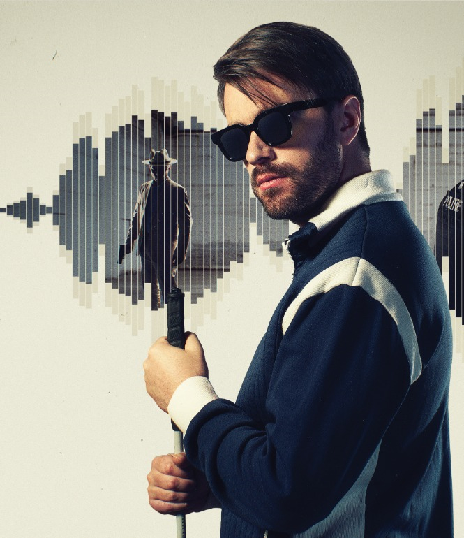 Ein blinder Ermittler mit Sonnenbrille hält konzentriert einen Gehstock und steht im Vordergrund. Im Hintergrund sind schemenhaft zwei Personen und eine Schallwellen-Grafik zu sehen, die seine außergewöhnliche Hörfähigkeit symbolisiert.