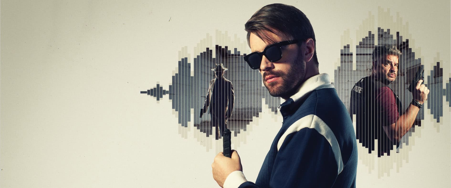 Ein blinder Ermittler mit Sonnenbrille hält konzentriert einen Gehstock und steht im Vordergrund. Im Hintergrund sind schemenhaft zwei Personen und eine Schallwellen-Grafik zu sehen, die seine außergewöhnliche Hörfähigkeit symbolisiert.
