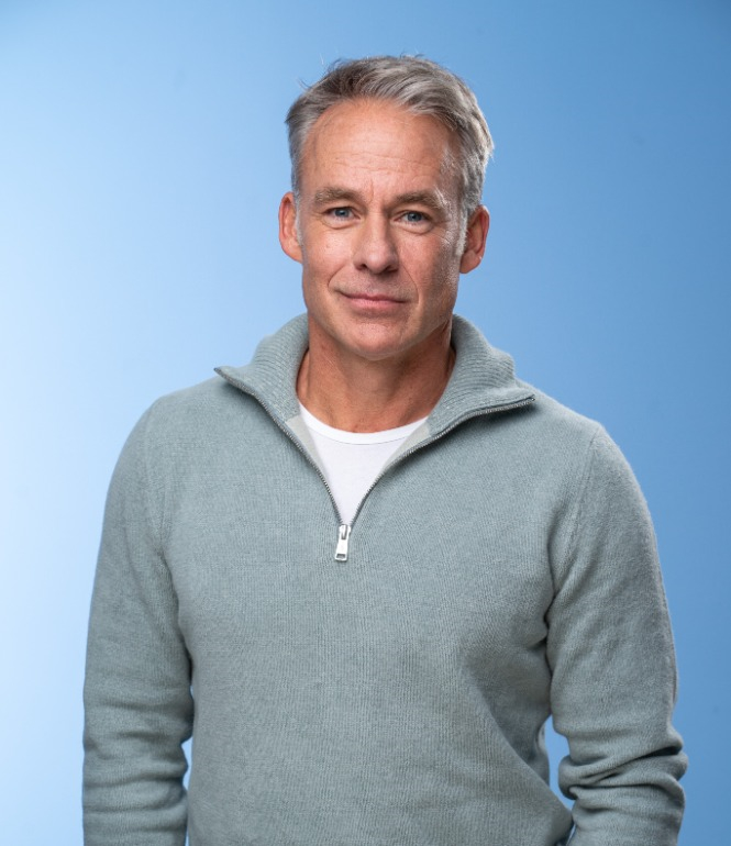 Schauspieler Marco Girnth (56) in entspannter Pose