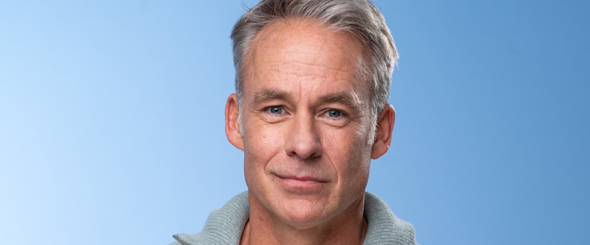 Schauspieler Marco Girnth (56) in entspannter Pose