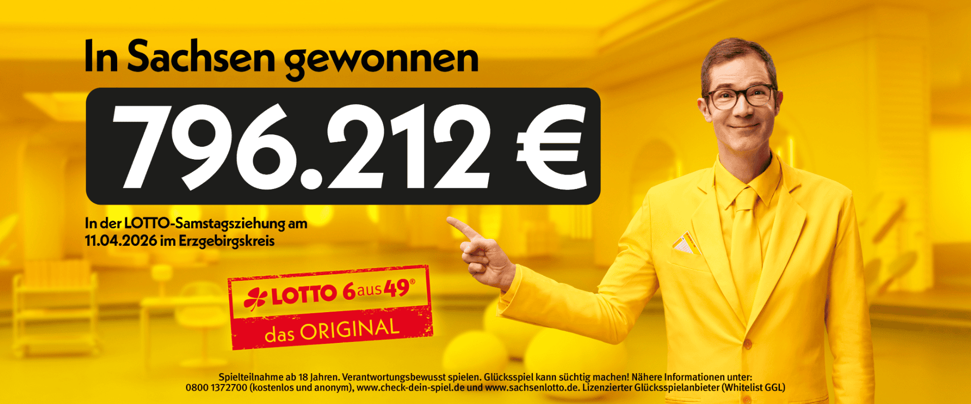 Lottogewinn Sachsen: 796212 Euro bei LOTTO 6aus49, Testimonial Ernst Glück zeigt auf Gewinnbetrag