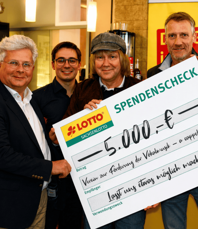 Tobias Künzel (Mitte), neuer Sachsenlotto Möglichmacher, übergibt seine Unterstützung an den Verein zur Förderung der Vokalmusik „a cappella e. V.“ gemeinsam mit Frank Schwarz, Robert Pohlers, Frank Ozimek und Lutz Werge.