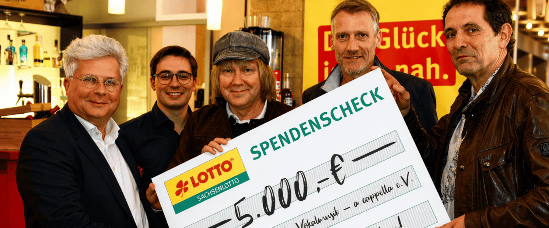 Tobias Künzel (Mitte), neuer Sachsenlotto Möglichmacher, übergibt seine Unterstützung an den Verein zur Förderung der Vokalmusik „a cappella e. V.“ gemeinsam mit Frank Schwarz, Robert Pohlers, Frank Ozimek und Lutz Werge.