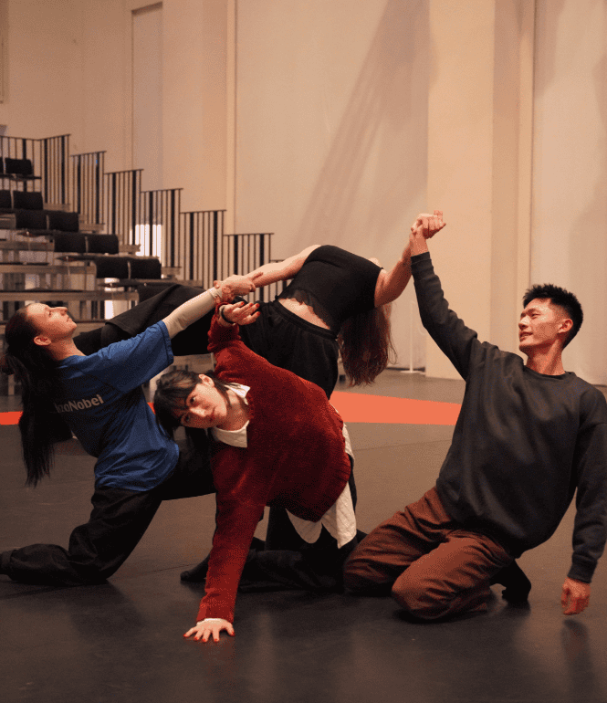 Floor on Fire Tanzproben mit Tänzerinnen und Tänzern bei einer gemeinsamen Improvisation in HELLERAU