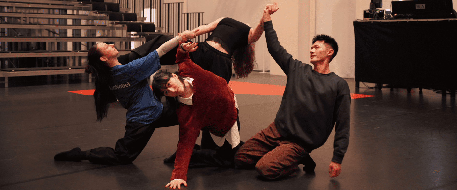 Floor on Fire Tanzproben mit Tänzerinnen und Tänzern bei einer gemeinsamen Improvisation in HELLERAU