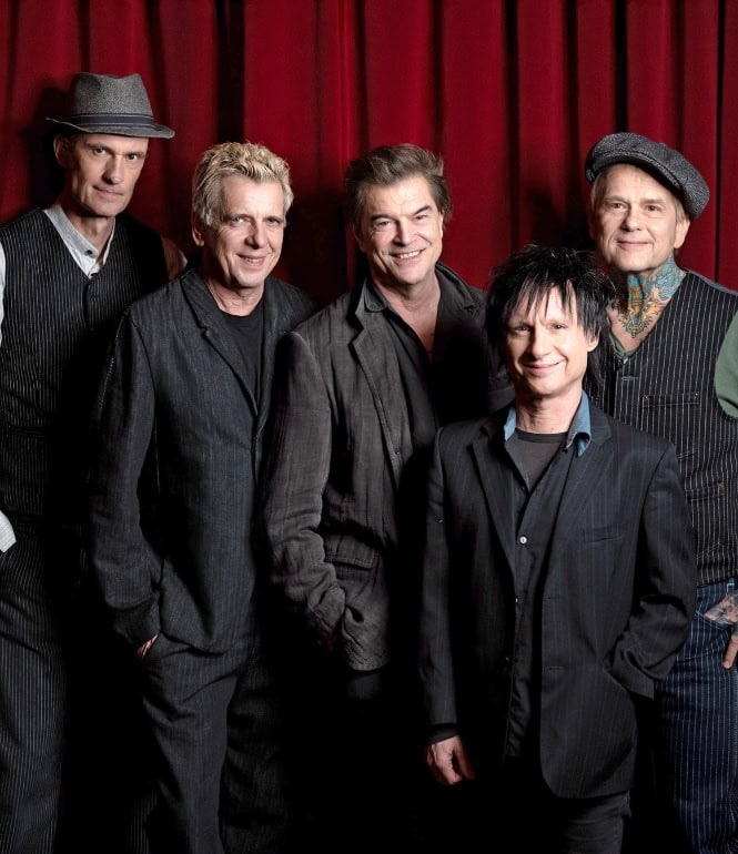 Die Toten Hosen vor rotem Vorhang – Bandfoto der fünf Mitglieder