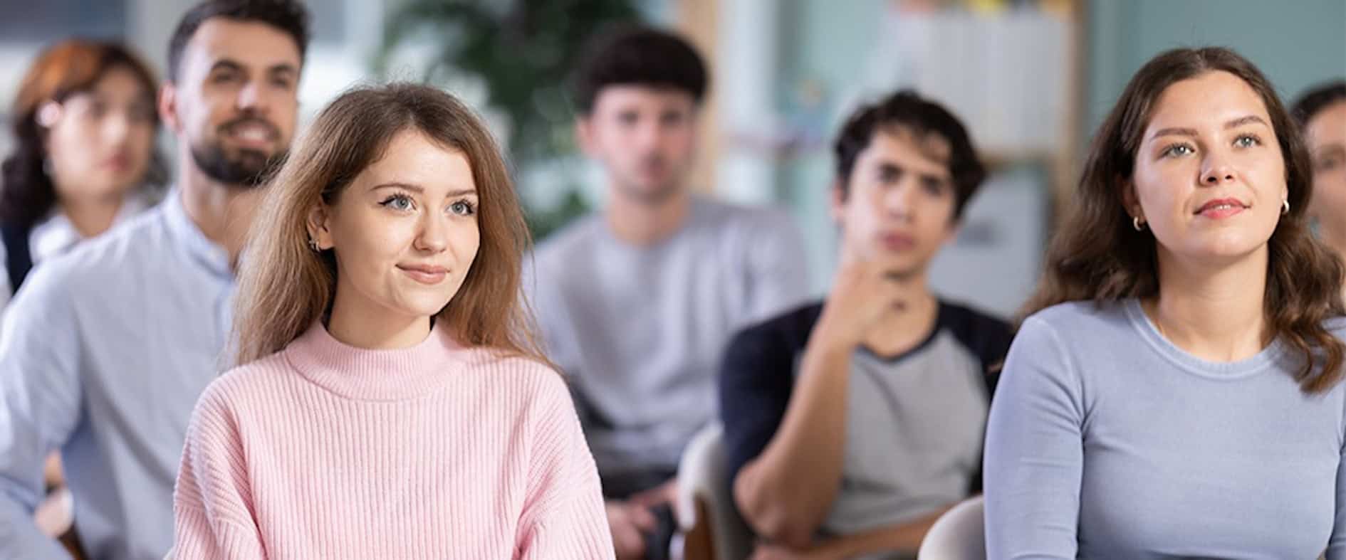 Zuhörende in einem Workshop zu mentaler Stärke und Lebenszufriedenheit