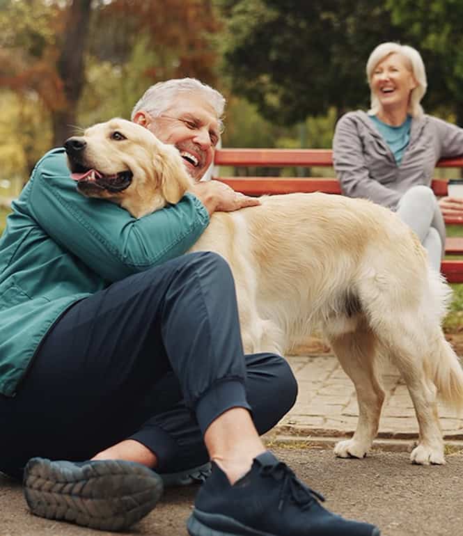 Seniorenpaar mit Hund im Park – Glücksmomente im Alter