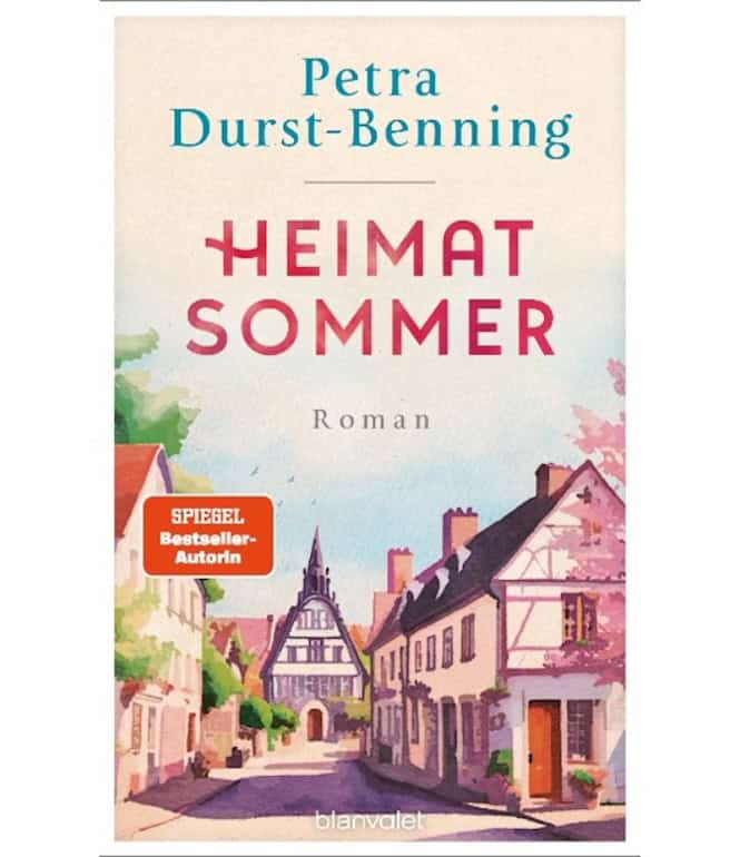 „Buchcover von ‚Heimatsommer‘ von Petra Durst-Benning: Farbige Illustration einer Dorfstraße, Titel in großer roter Schrift, Bestseller-Autorin-Siegel.“