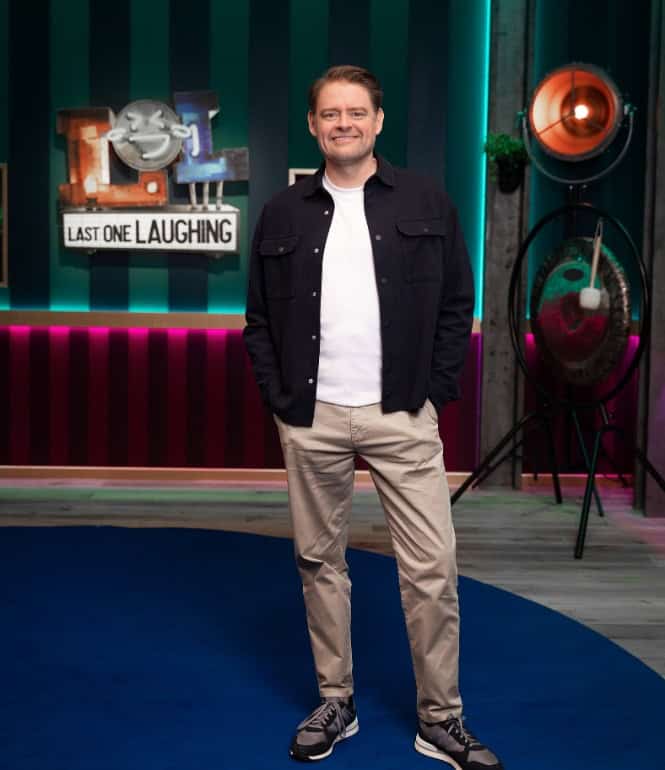 Max Giermann steht lächelnd auf der Bühne von „Last One Laughing“
