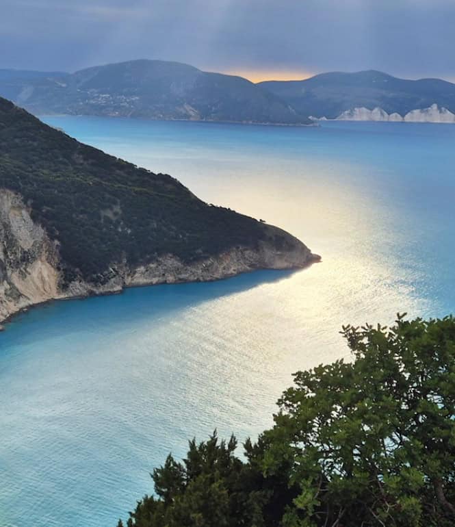 Myrtos Beach auf Kefalonia mit türkisblauem Wasser und steilen Felsklippen.