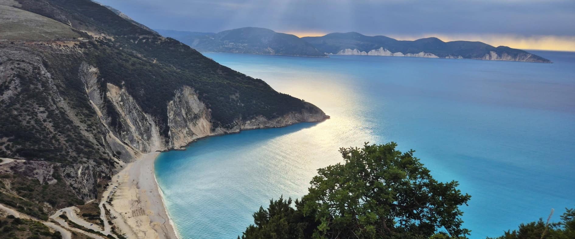 Myrtos Beach auf Kefalonia mit türkisblauem Wasser und steilen Felsklippen.