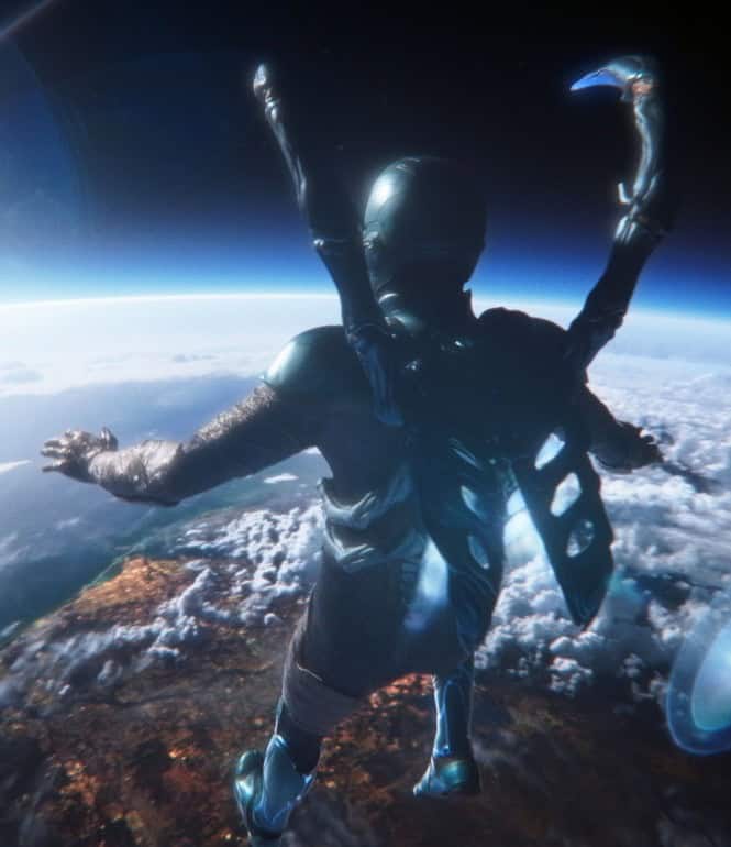 Blue Beetle im Hightech-Anzug über der Erde schwebend