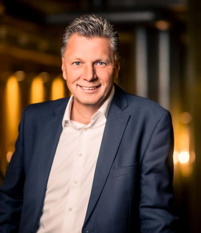Schiedsrichter-Experte Thorsten Kinhöfer lächelt in die Kamera