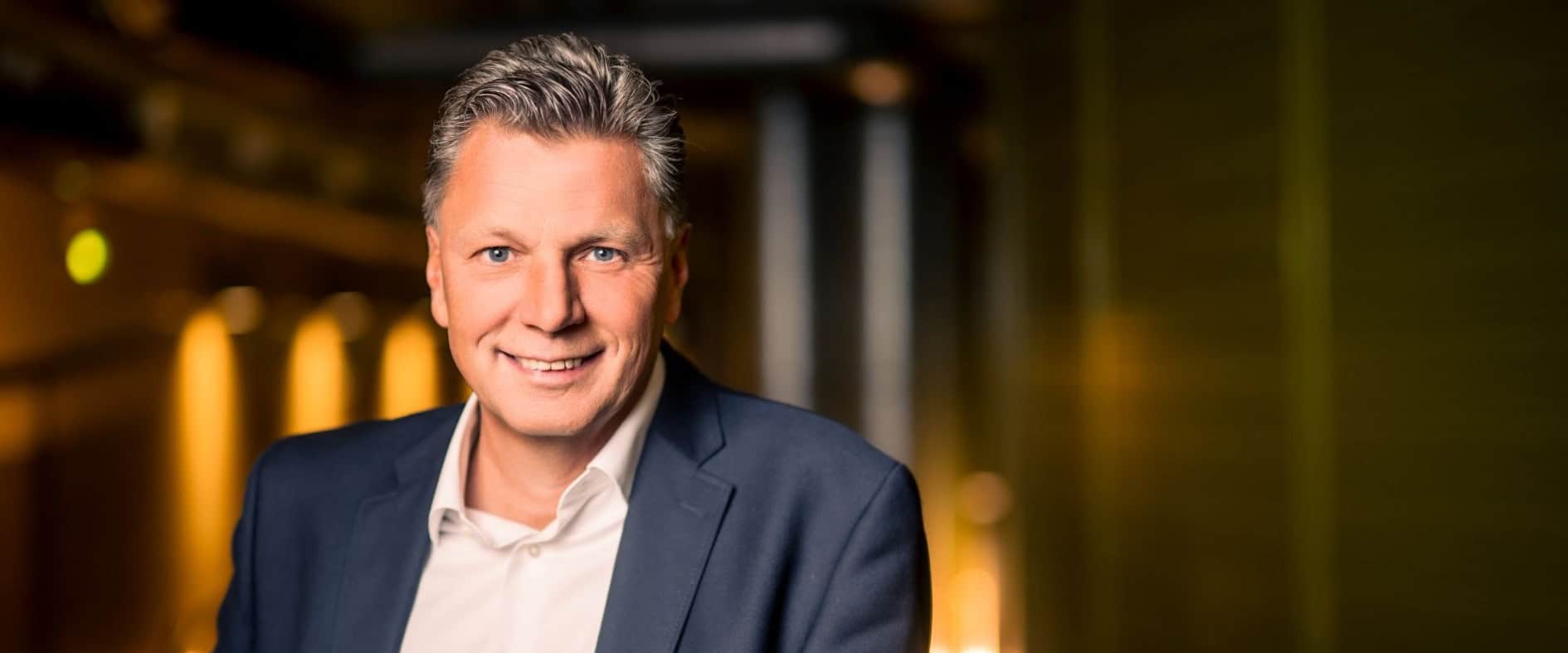 Schiedsrichter-Experte Thorsten Kinhöfer lächelt in die Kamera
