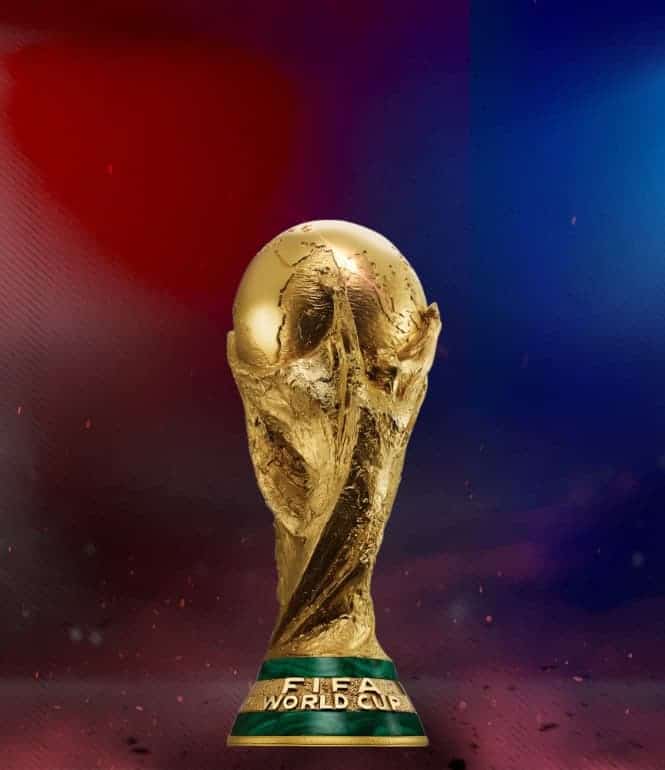FIFA World Cup Pokal vor Stadion-Flutlicht mit roter und blauer Beleuchtung