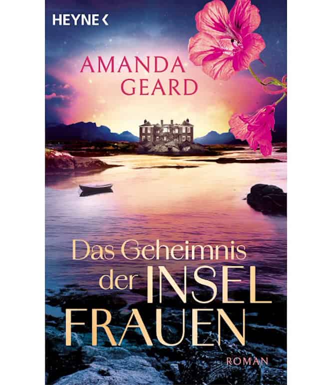 Buchcover von „Das Geheimnis der Inselfrauen“ von Amanda Geard mit einem Haus am Wasser und pinken Hibiskusblüten.