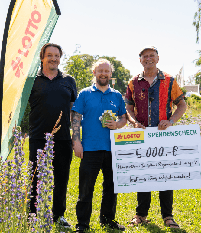 Guido Hannich, Leiter Kommunikation der Sächsische Lotto-GmbH (links), Kevin Klein vom NA-BU Leipzig (Mitte) und der aus dem Zoo Leipzig bekannte Tierpfleger Jörg Gräser, Sachsenlotto-„Möglichmacher“ (rechts), mit dem symbolischen Spendenscheck über 5.000 Euro für „mein Biotop“. 