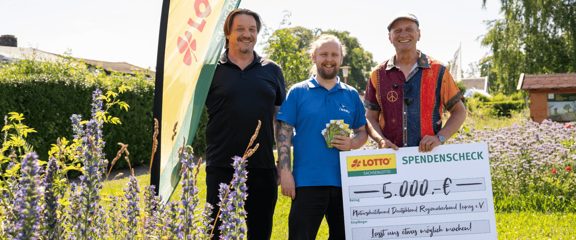 Guido Hannich, Leiter Kommunikation der Sächsische Lotto-GmbH (links), Kevin Klein vom NA-BU Leipzig (Mitte) und der aus dem Zoo Leipzig bekannte Tierpfleger Jörg Gräser, Sachsenlotto-„Möglichmacher“ (rechts), mit dem symbolischen Spendenscheck über 5.000 Euro für „mein Biotop“. 