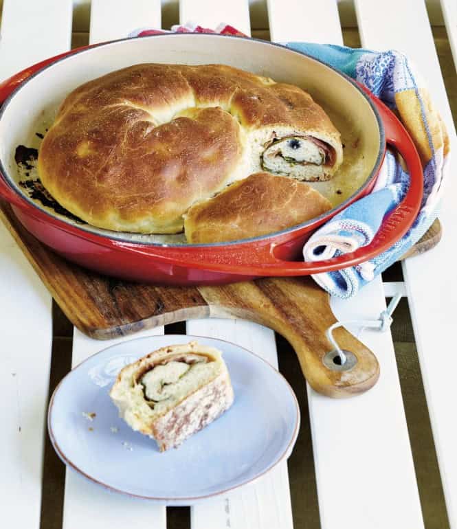 Gefülltes Brot „Tortano“ in einer roten Gusseisenpfanne