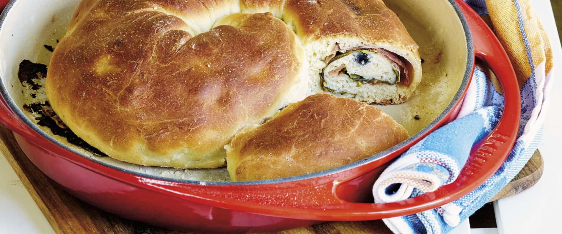 Gefülltes Brot „Tortano“ in einer roten Gusseisenpfanne