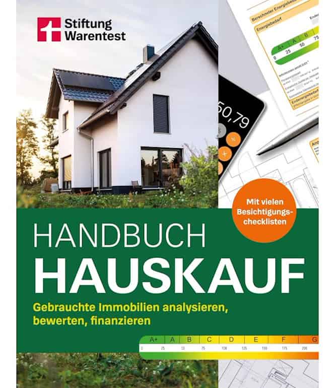 Buchcover „Handbuch Hauskauf“ mit weißem Haus, Energieausweis, Bauplänen und einem Taschenrechner auf grünem Hintergrund.