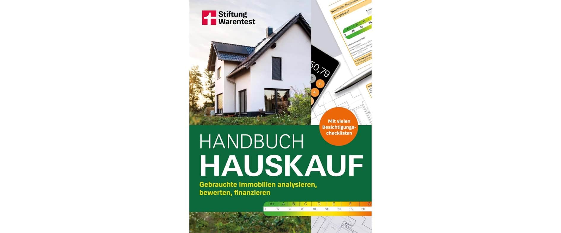 Buchcover „Handbuch Hauskauf“ mit Haus, Energieausweis, Bauplänen und Taschenrechner auf grünem Hintergrund.