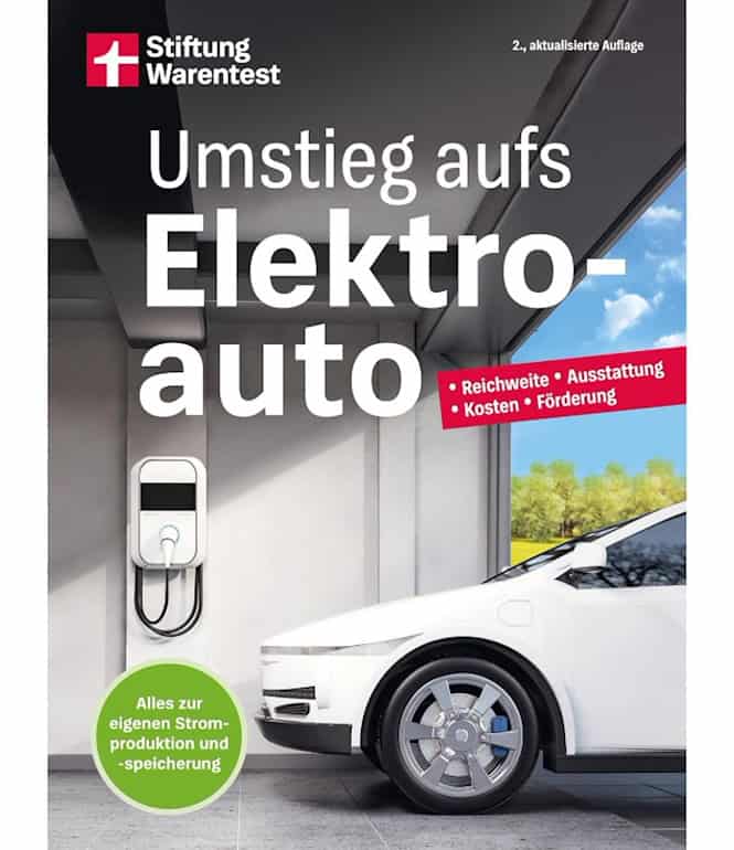 Buchcover „Umstieg aufs Elektroauto“ von Stiftung Warentest mit Elektroauto und Ladesäule.