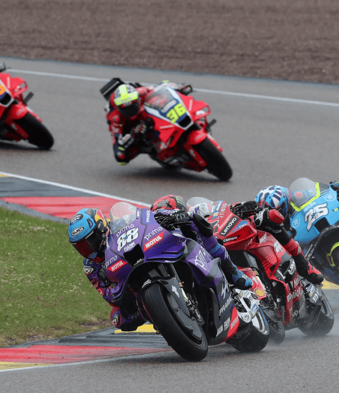 Foto zu Sachsenring: Sachsenlotto mit Tribüne beim MotoGP 2026