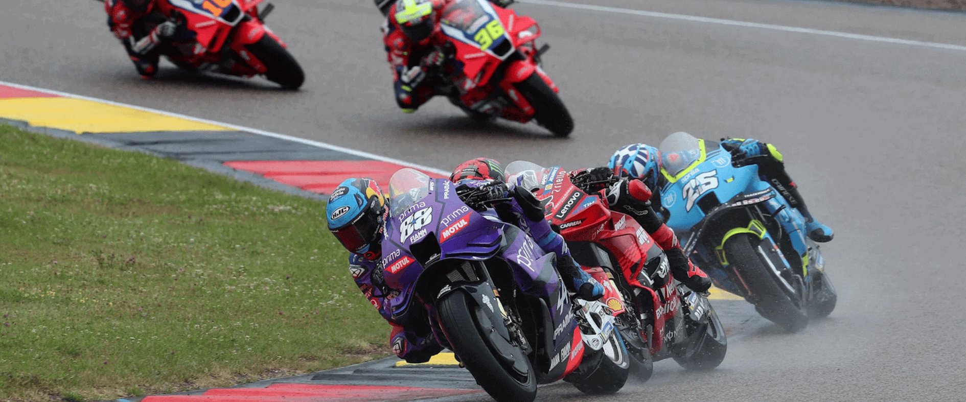 Foto zu Sachsenring: Sachsenlotto mit Tribüne beim MotoGP 2026
