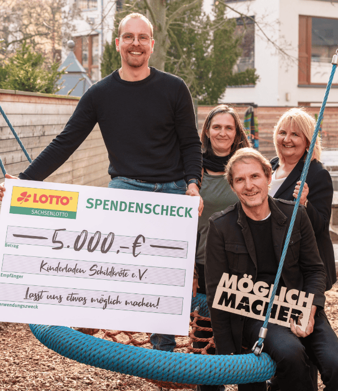 Der neue Sachsenlotto-Möglichmacher Sven Helbig (vorne links) übergab seine Unterstützersumme an den Kinderladen Schildkröte e. V. Mit im Bild Benjamin Schlegel, Vorstand der Elternvereinigung, Kerstin Waschke, Pressesprecherin der Sächsischen Lotto-GmbH und Annett Schönfeld