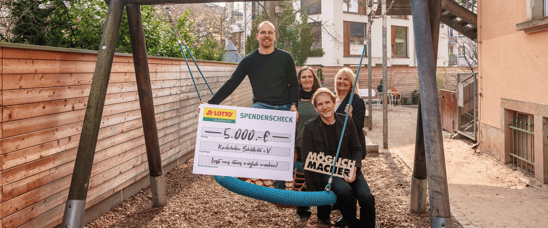Der neue Sachsenlotto-Möglichmacher Sven Helbig (vorne links) übergab seine Unterstützersumme an den Kinderladen Schildkröte e. V. Mit im Bild Benjamin Schlegel, Vorstand der Elternvereinigung, Kerstin Waschke, Pressesprecherin der Sächsischen Lotto-GmbH und Annett Schönfeld