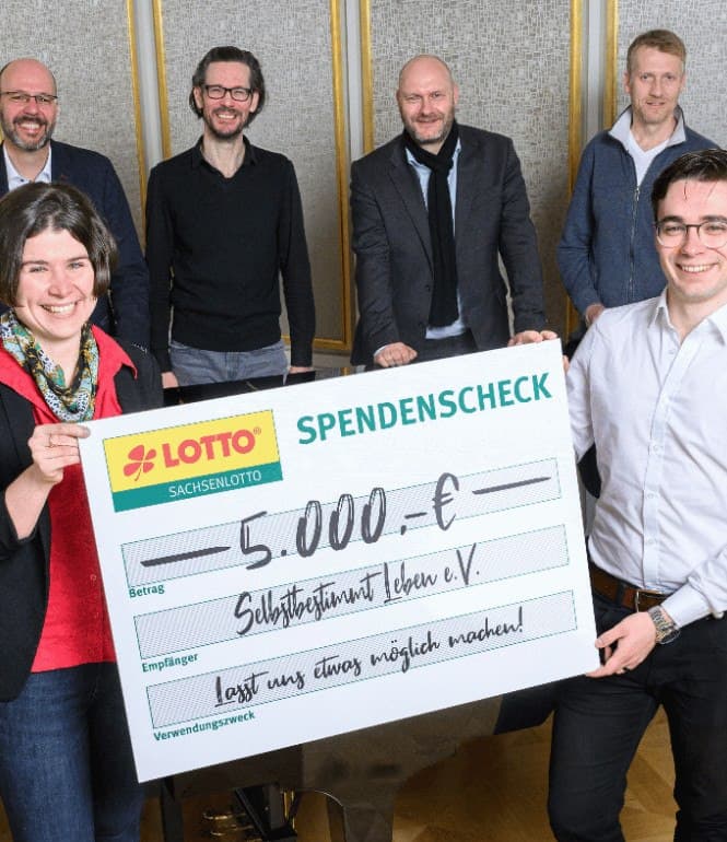Das Vokalensemble amarcord übergibt als Sachsenlotto-Möglichmacehr einen Scheck über 5.000 Euro an Selbstbestimmt Leben e.V. in der Oper Leipzig.