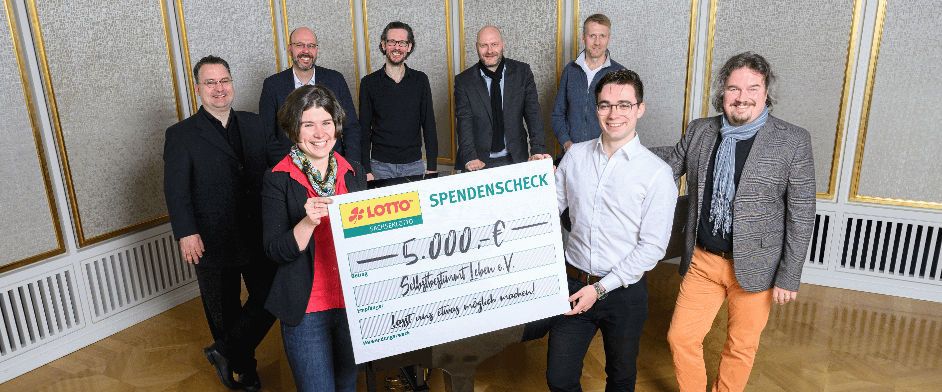 Das Vokalensemble amarcord übergibt als Sachsenlotto-Möglichmacehr einen Scheck über 5.000 Euro an Selbstbestimmt Leben e.V. in der Oper Leipzig.
