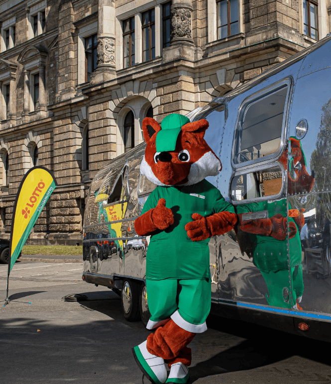 Der Finanzfuchs, das Maskottchen des Finanzministeriums, enthüllte das mobile Sachsenlotto-Podcaststudio.