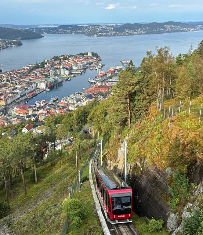 Blick auf Bergen und die Fløibanen: Die Standseilbahn auf den Fløyen