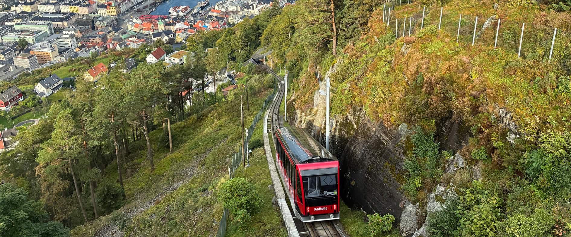 Blick auf Bergen und die Fløibanen: Die Standseilbahn auf den Fløyen