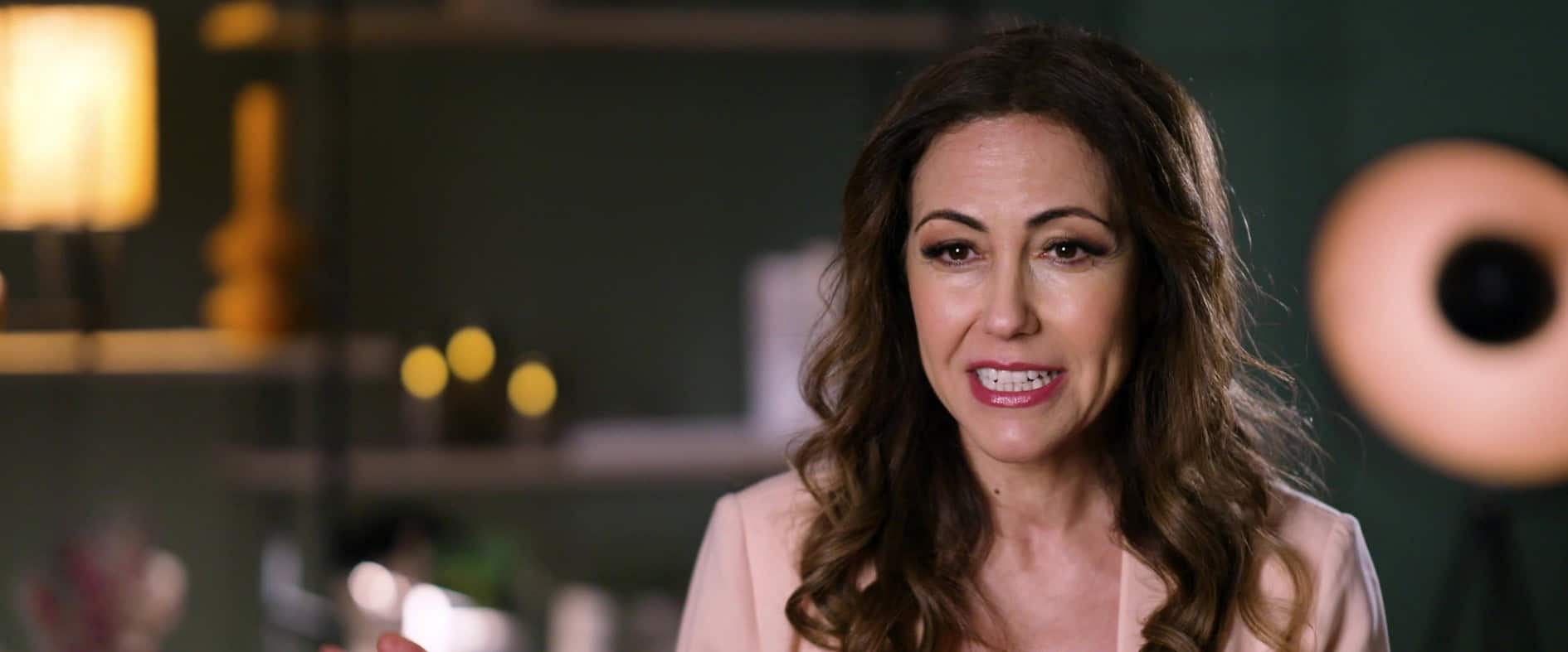 Anastasia Zampounidis vor Studiokulisse – Zeitzeugin in der RTL-Doku.