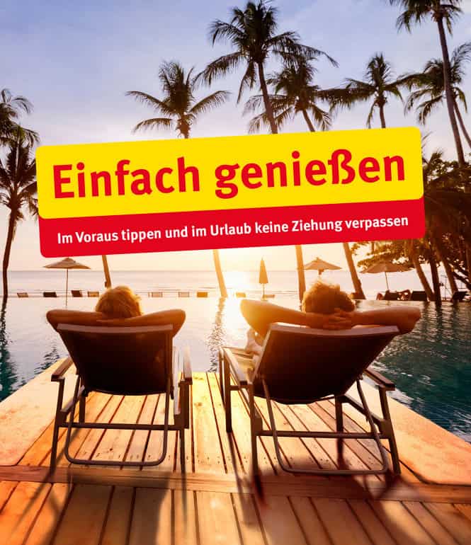 Zwei Personen entspannen auf Liegestühlen am Pool bei Sonnenuntergang zwischen Palmen, Urlaubsszene mit Meerblick und Lotto-Botschaft „Einfach genießen“
