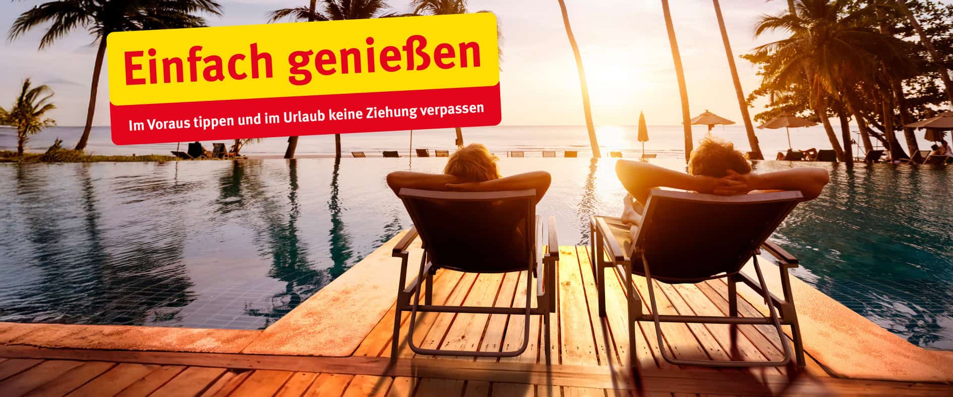 Zwei Personen entspannen auf Liegestühlen am Pool bei Sonnenuntergang zwischen Palmen, Urlaubsszene mit Meerblick und Lotto-Botschaft „Einfach genießen“