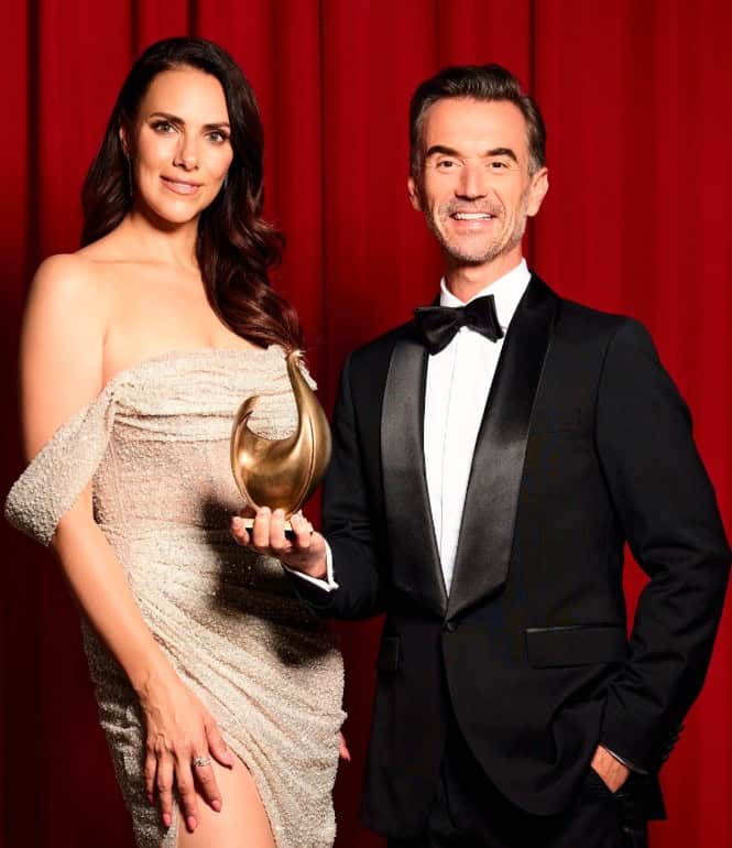 Esther Sedlaczek und Florian Silbereisen halten die Goldene Henne